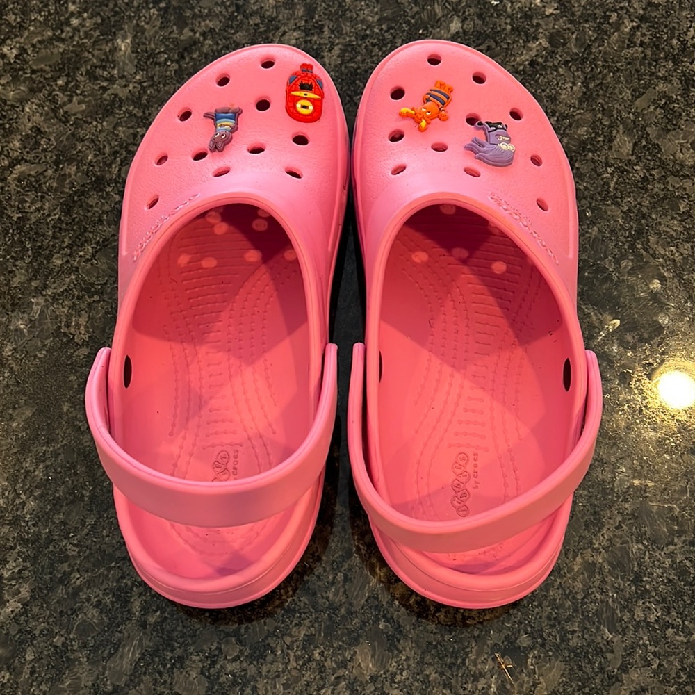 Pink crocs with removable jibbitz.size mens 9 / woman’s 11.Great condition.